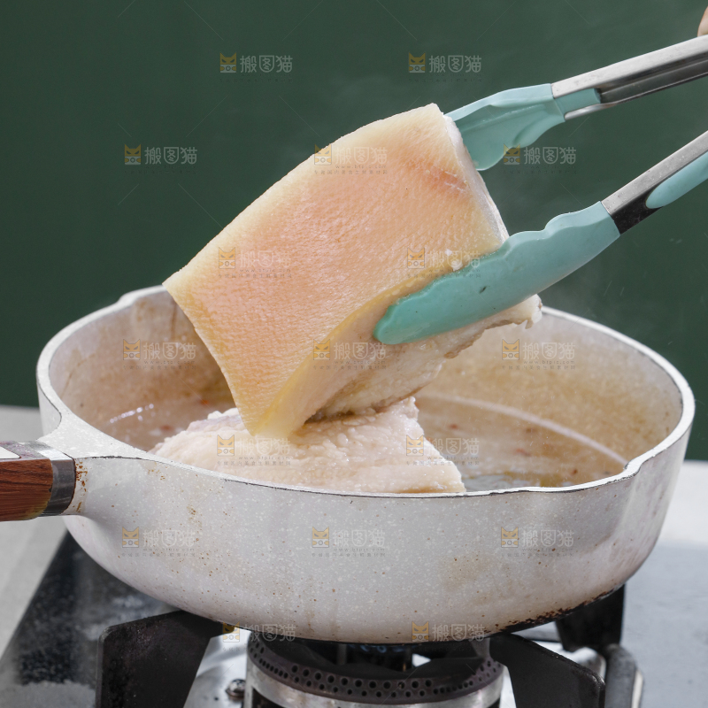 夹子上夹着五花肉