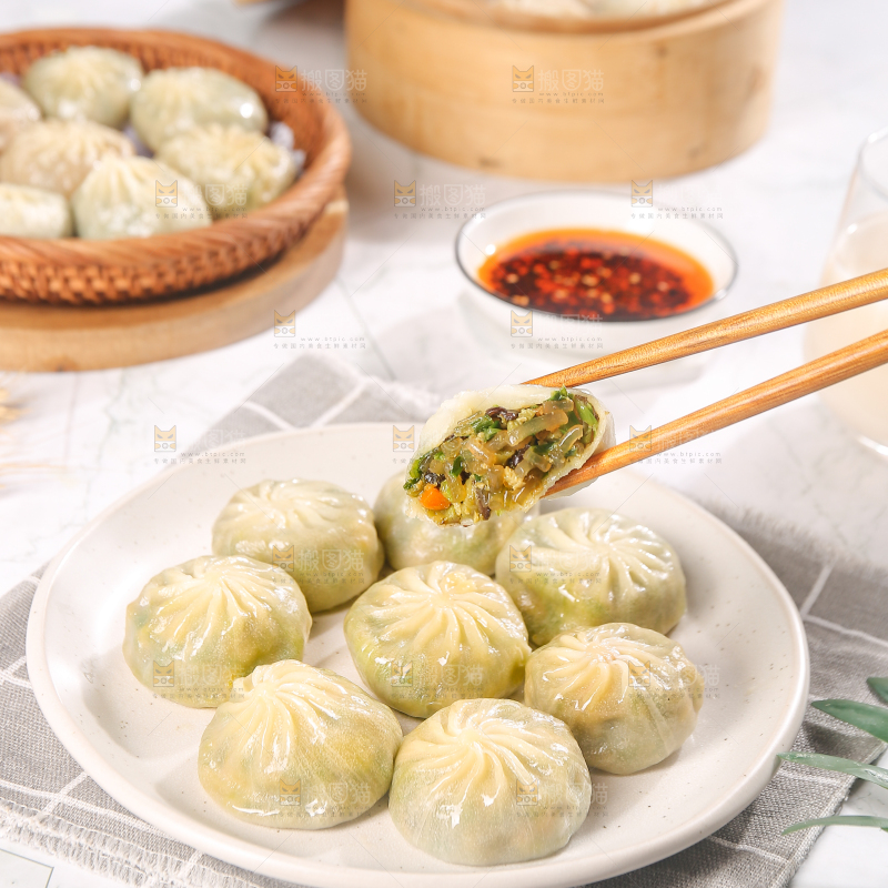 筷子上夹着粉丝包子