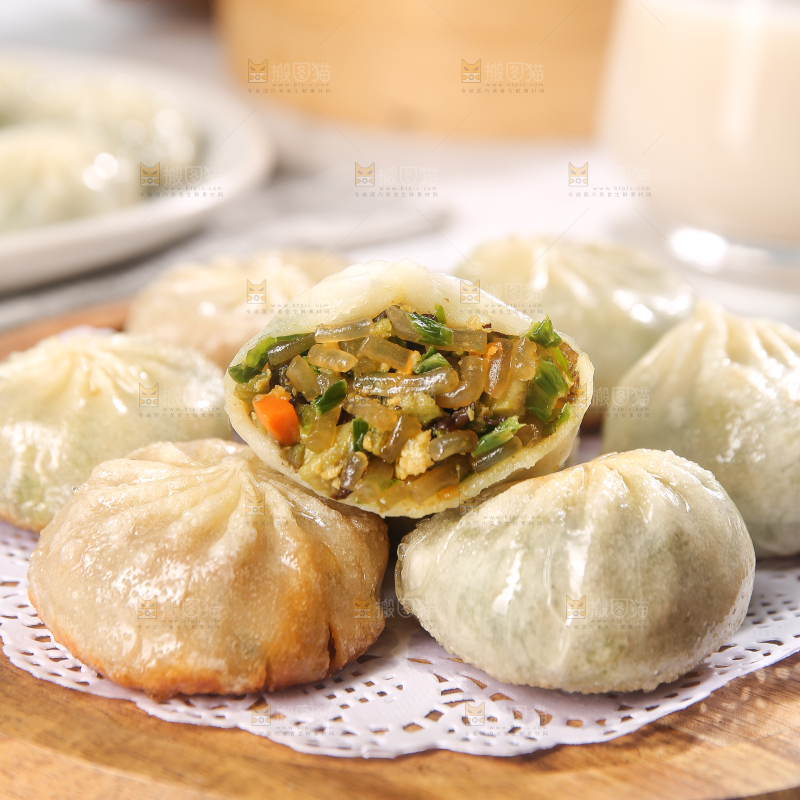 木盘上的粉丝煎包
