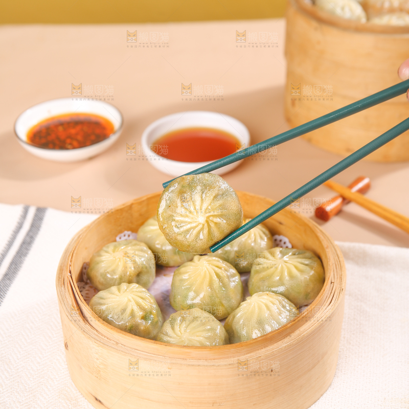 筷子上夹着粉丝包子