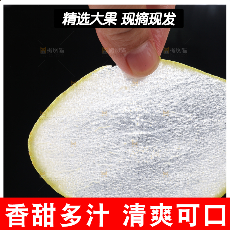 手里拿着切片的红酥梨