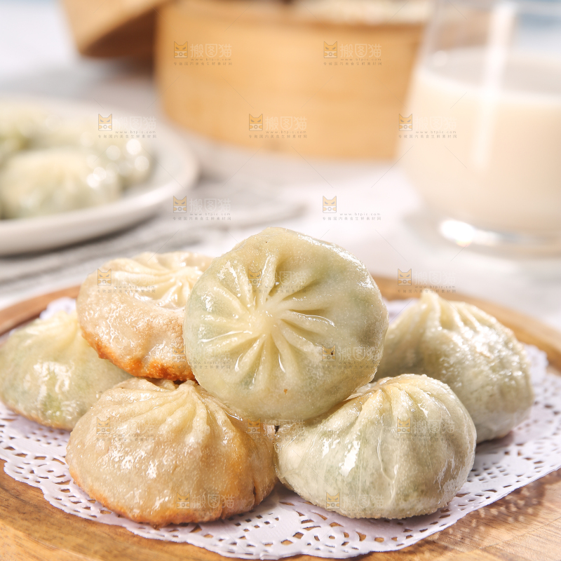 木盘上的粉丝煎包