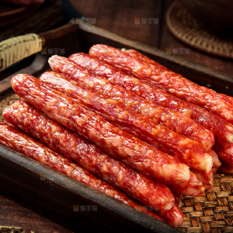 木盘里的广味腊肠