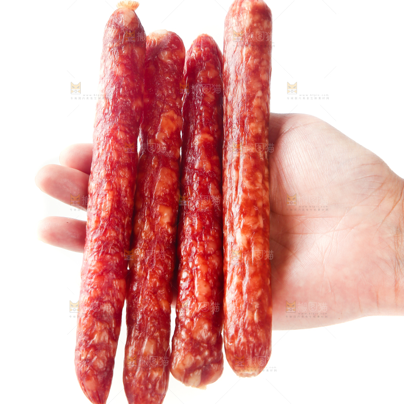 手里拿着广味腊肠
