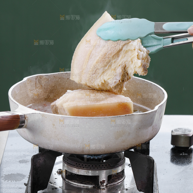 夹子上夹着五花肉