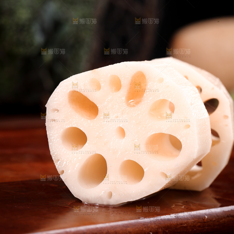 木底上的粉藕