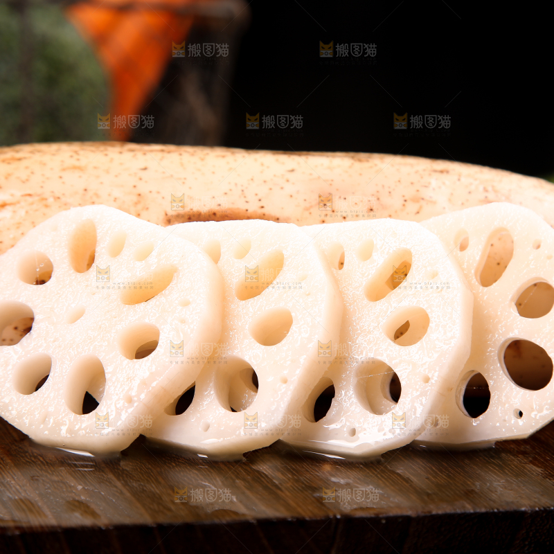 木底上的莲藕和藕片