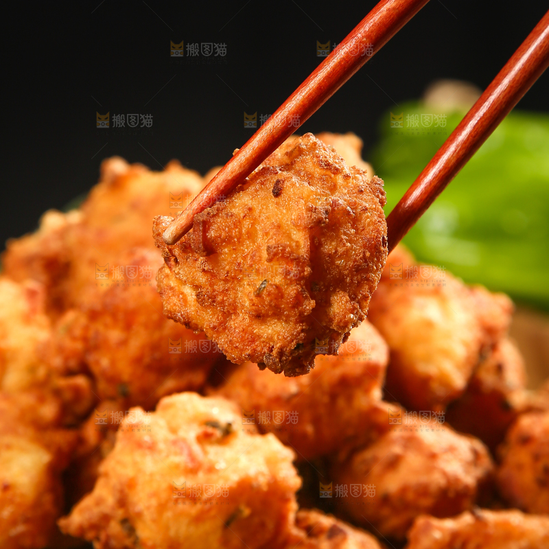 筷子上夹着豆腐丸子