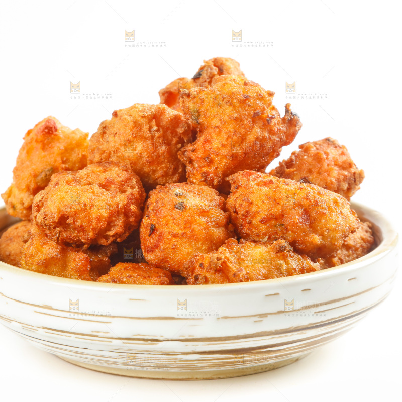 白底上放着一碗炸豆腐丸子