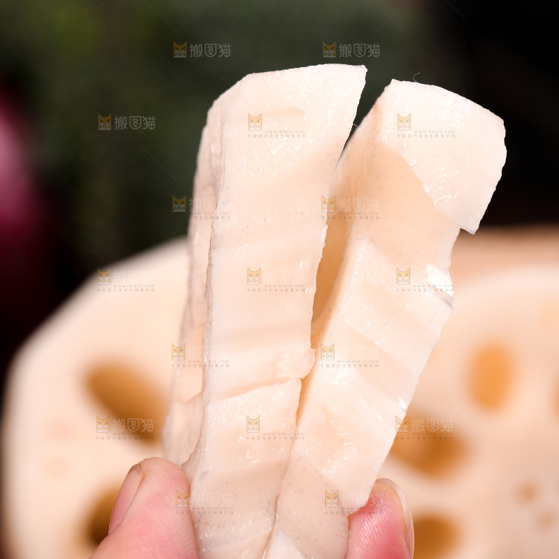 手里拿着莲藕