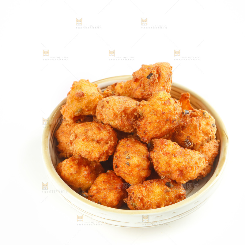 白底上放着一碗炸豆腐丸子