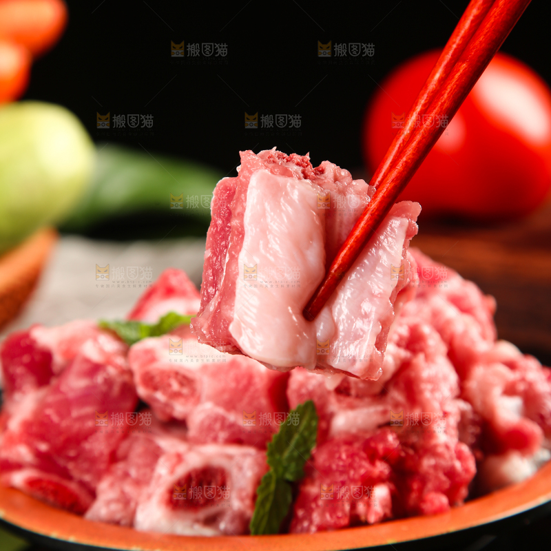 筷子上夹着排骨