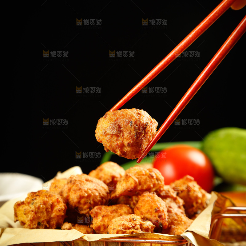 筷子上夹着豆腐丸子