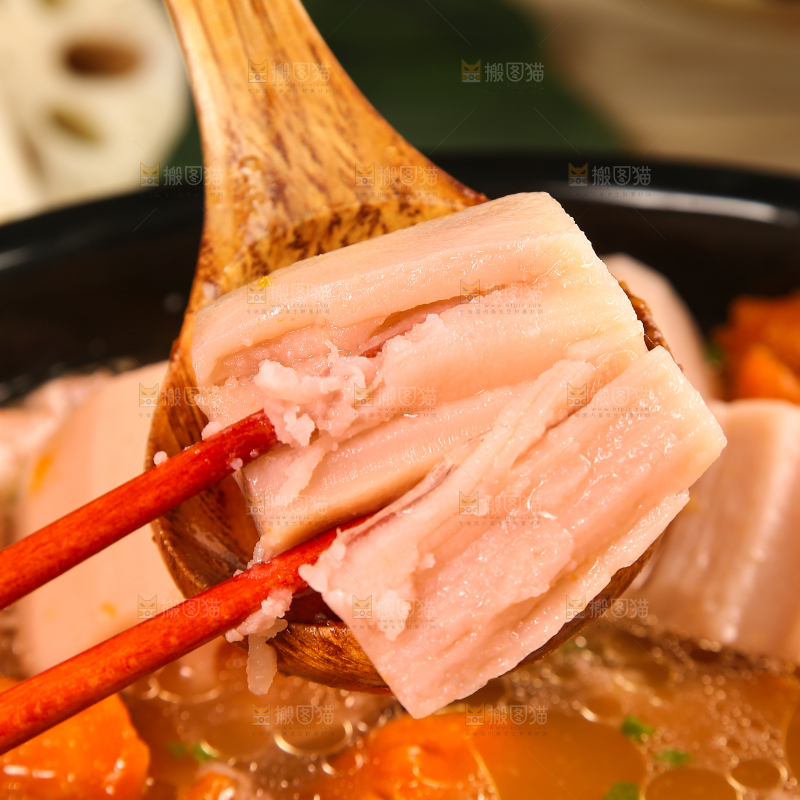 勺子上挖着莲藕汤
