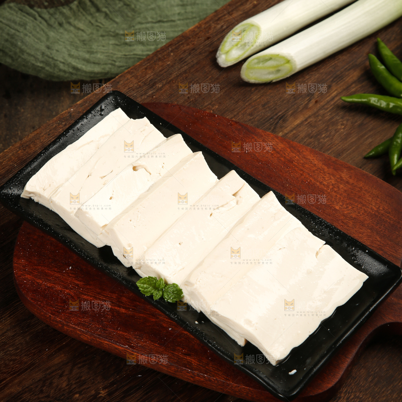 木板上放着一盘豆腐块