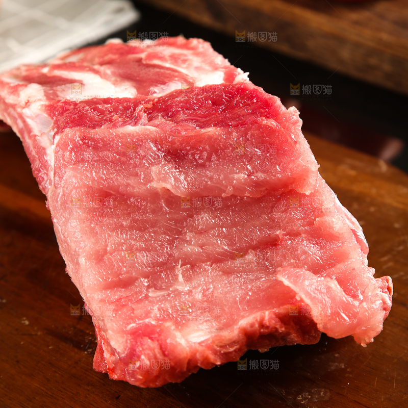 木板上放着猪肋排