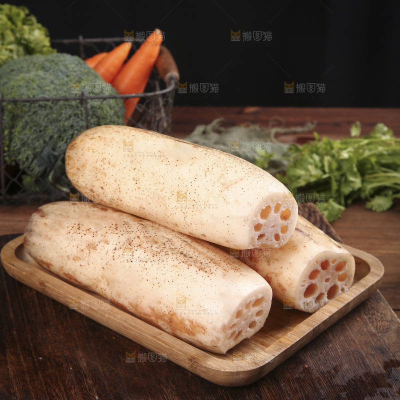 案板上摆放着一盘新鲜莲藕