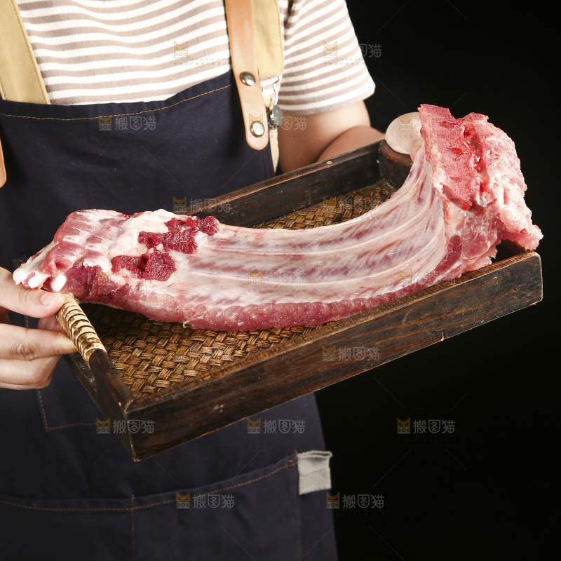 手里端着排骨