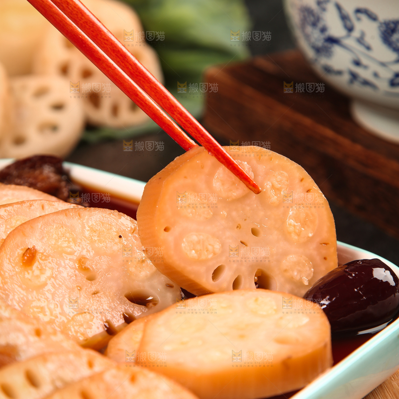 筷子上夹着糯米糖藕