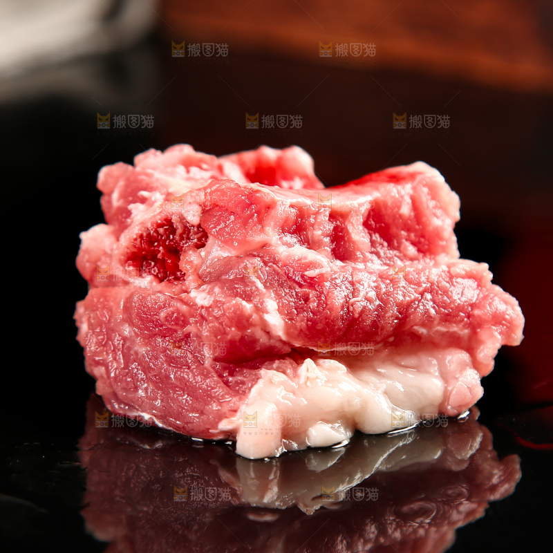 黑底上的猪骨头