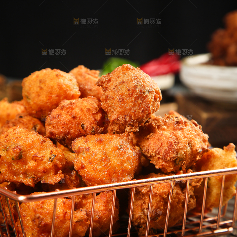 篮子里的炸豆腐丸子