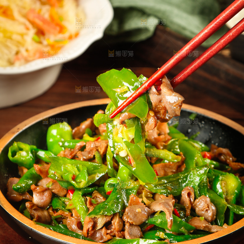 筷子上夹着青椒炒鸡胗