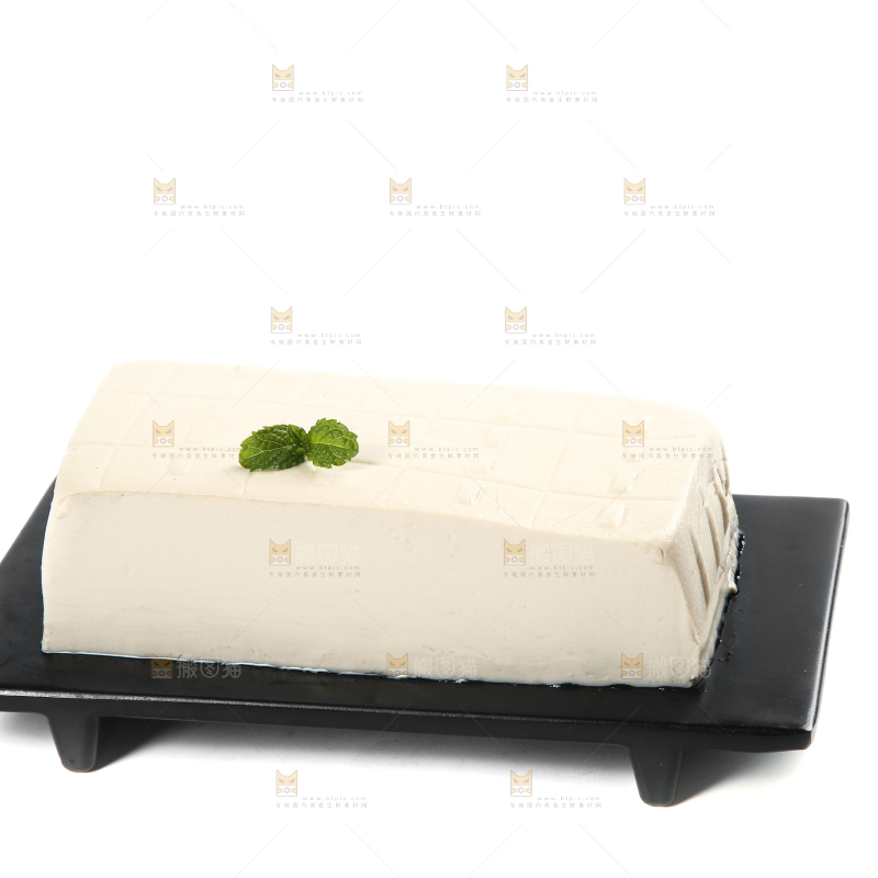 盘子里放着一块豆腐