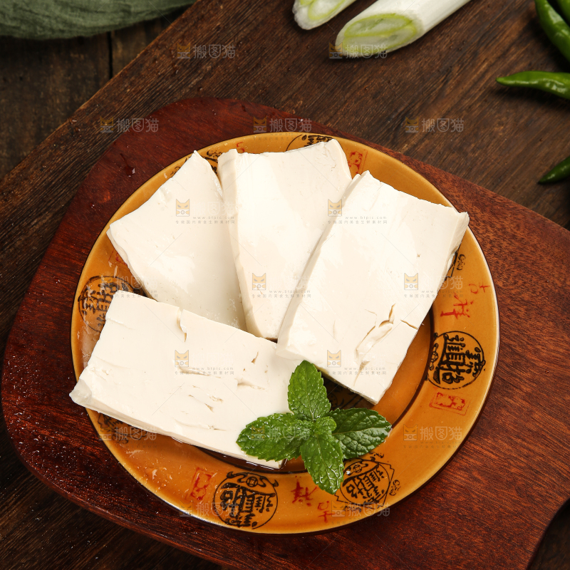 木板上放着一盘豆腐块