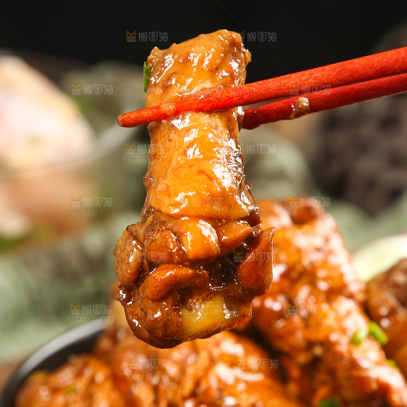 筷子上夹着小鸡腿