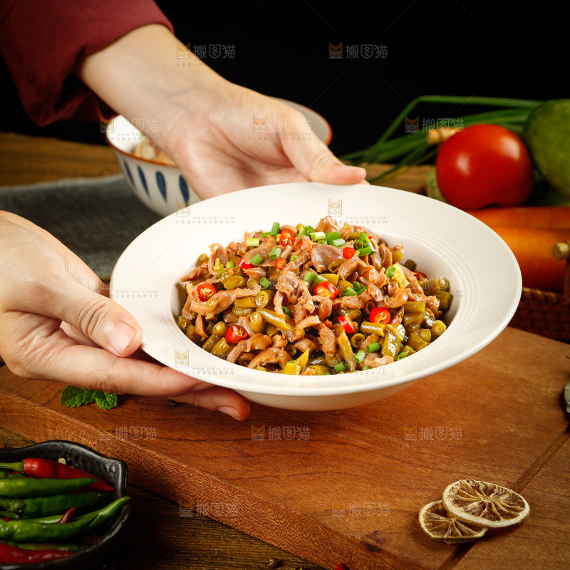 手里端着一盘酸辣鸡胗