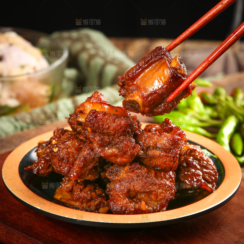 筷子上夹着红烧排骨