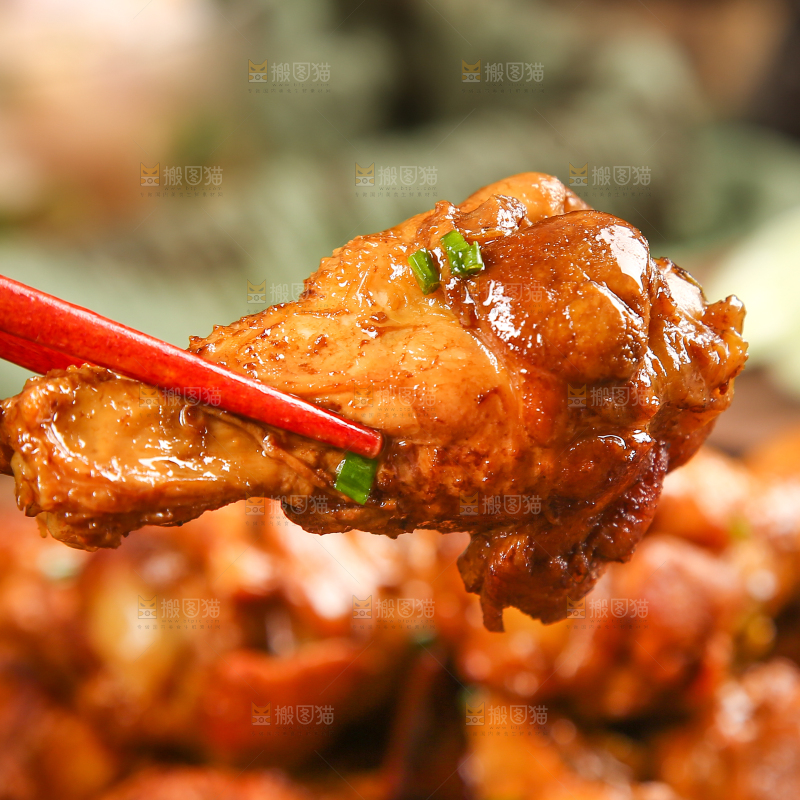 筷子上夹着小鸡腿