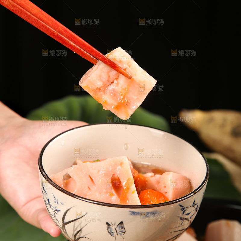 筷子上夹着莲藕
