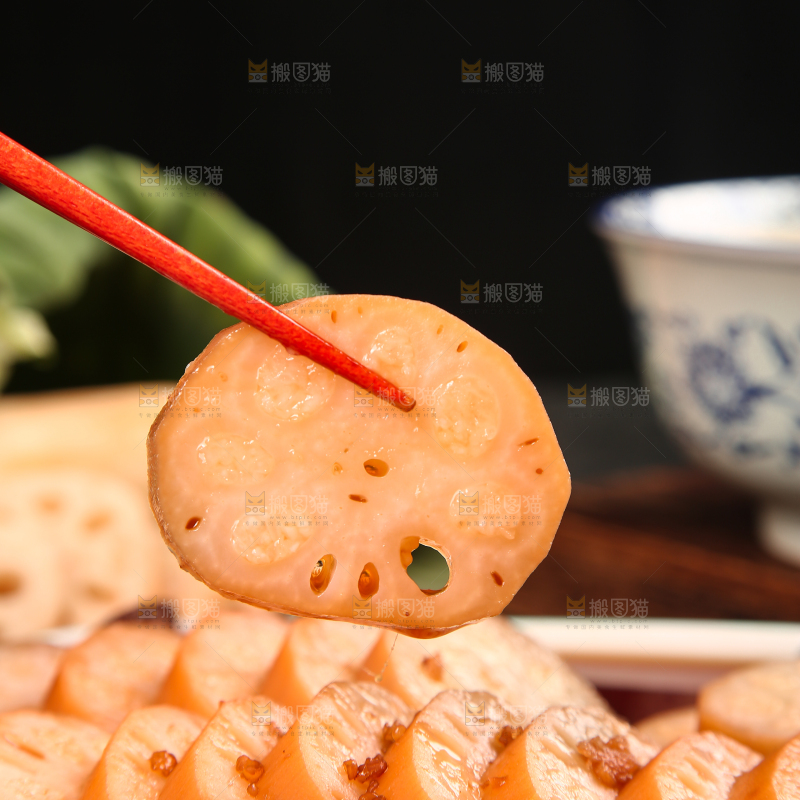 筷子上夹着糯米糖藕
