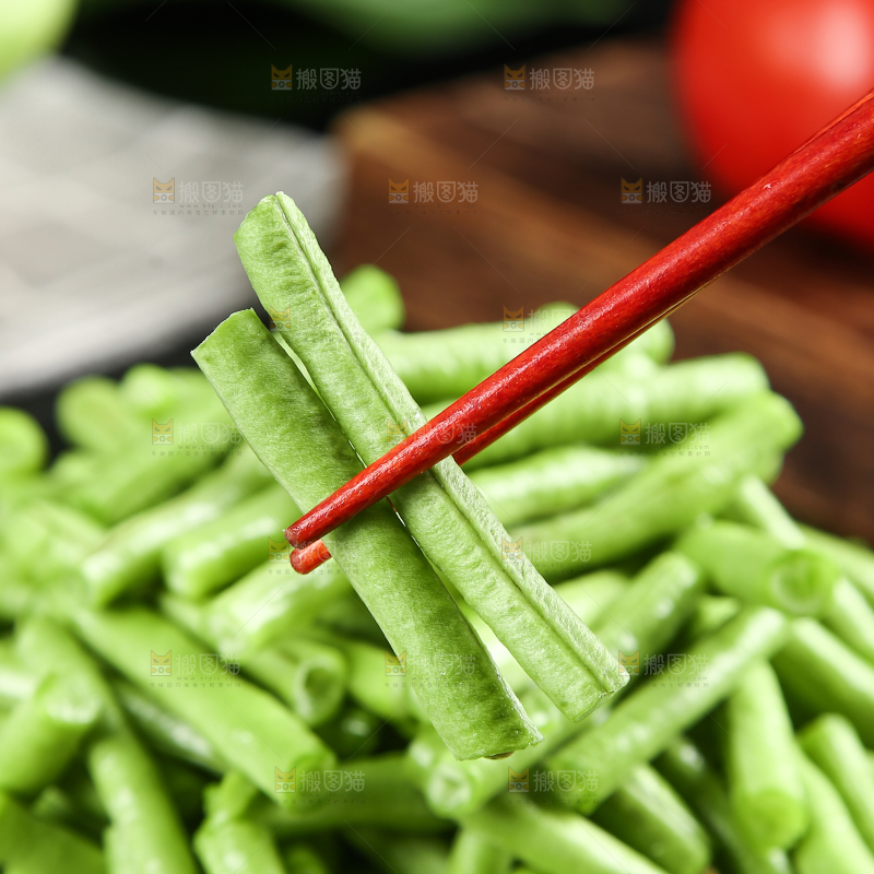 筷子上夹着嫩豆角