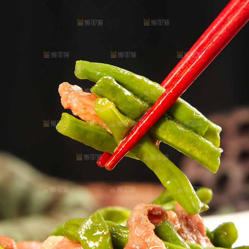 筷子上夹着豆角炒肉