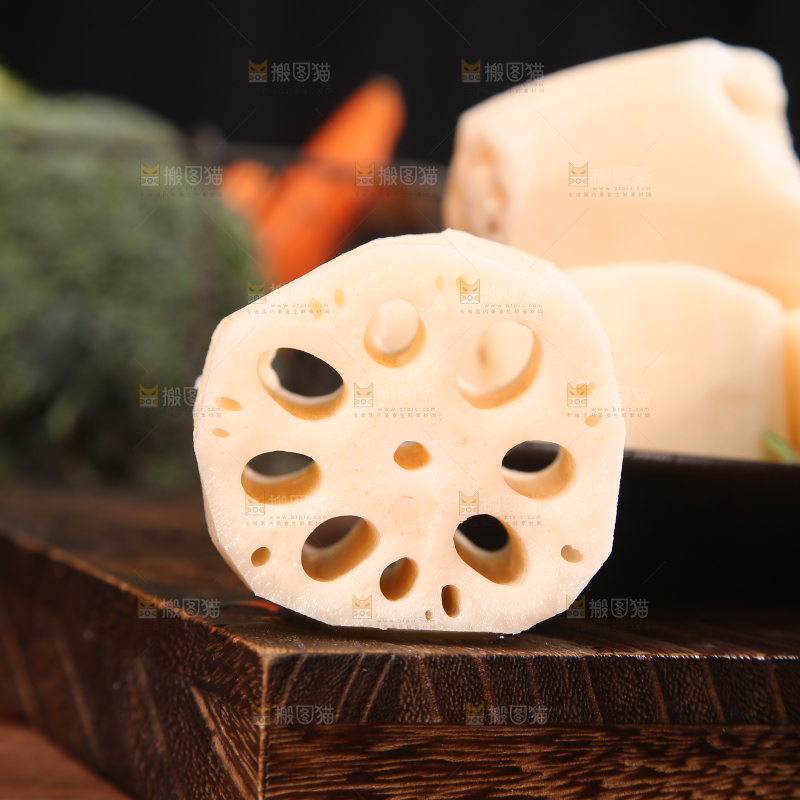 木底上的莲藕