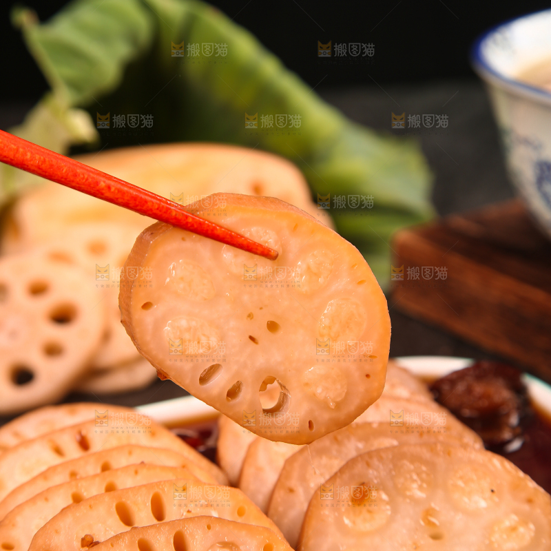 筷子上夹着糯米藕