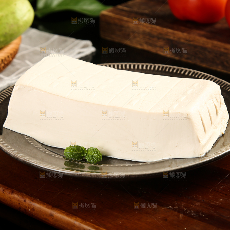 木底上放着一盘鲜豆腐