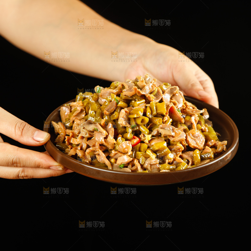 手里端着一盘酸辣鸡胗