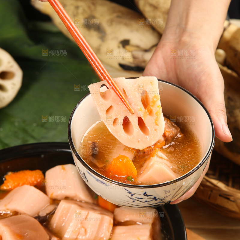 筷子上夹着莲藕