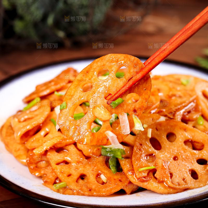 筷子上夹着酸辣藕片