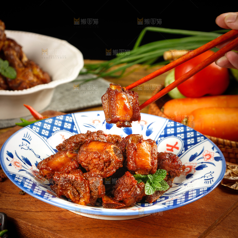 筷子上夹着红烧排骨