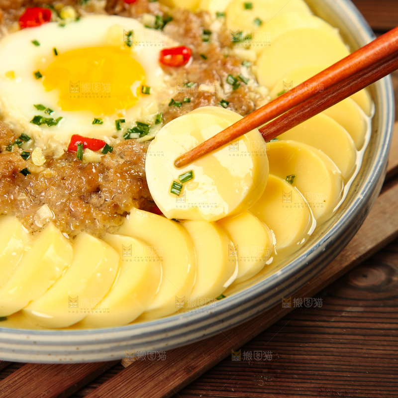 筷子上夹着鸡蛋豆腐
