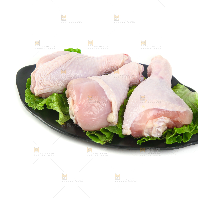 白底上摆放着一盘鸡腿