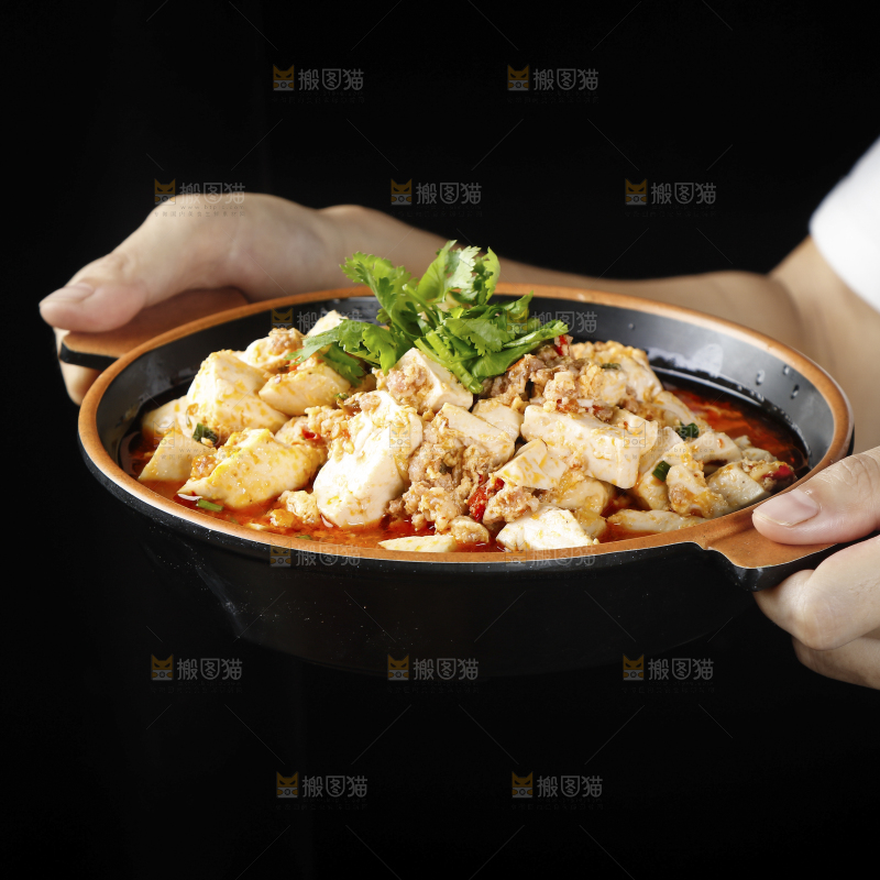 手里端着一盘麻婆豆腐