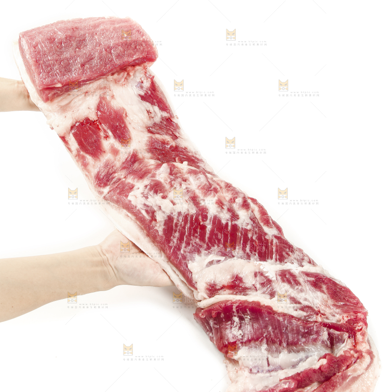 手里拿着新鲜猪肉