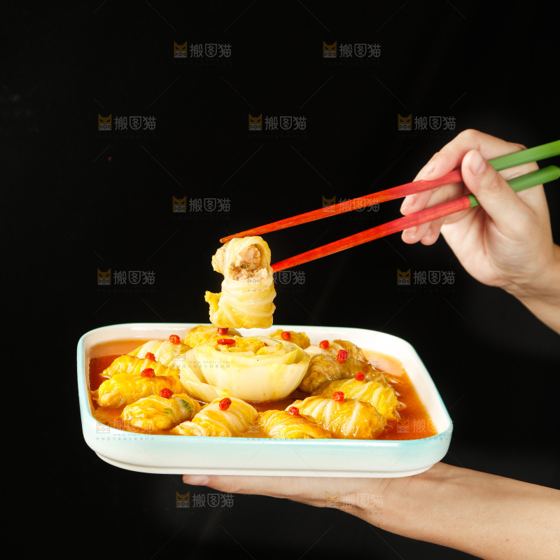 手里端着一盘娃娃菜酿肉