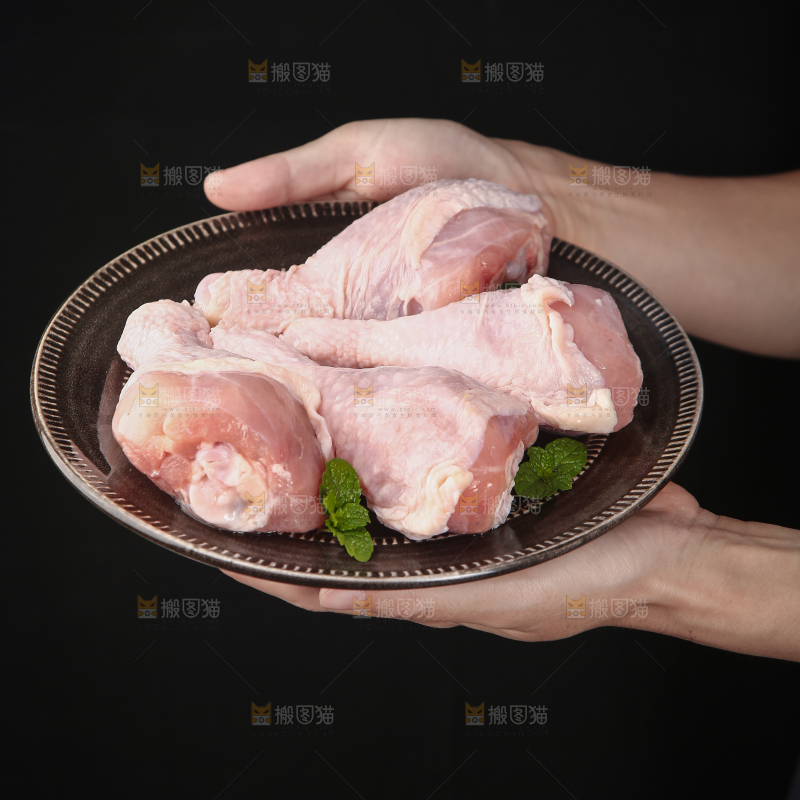 手里端着一盘琵琶腿