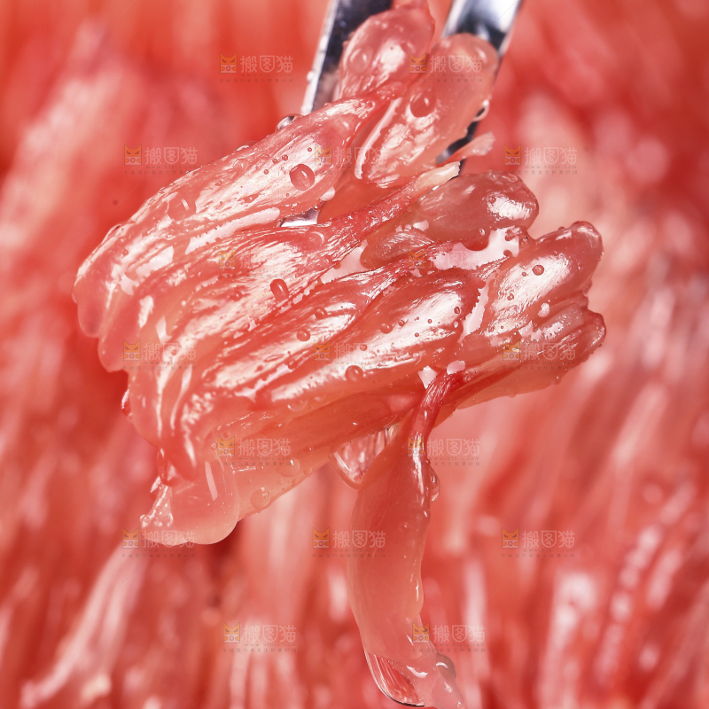 叉子上插着蜜柚果肉